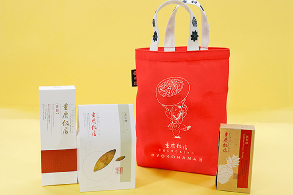「重慶飯店 meets ROUROU」コラボ雑貨を発売中