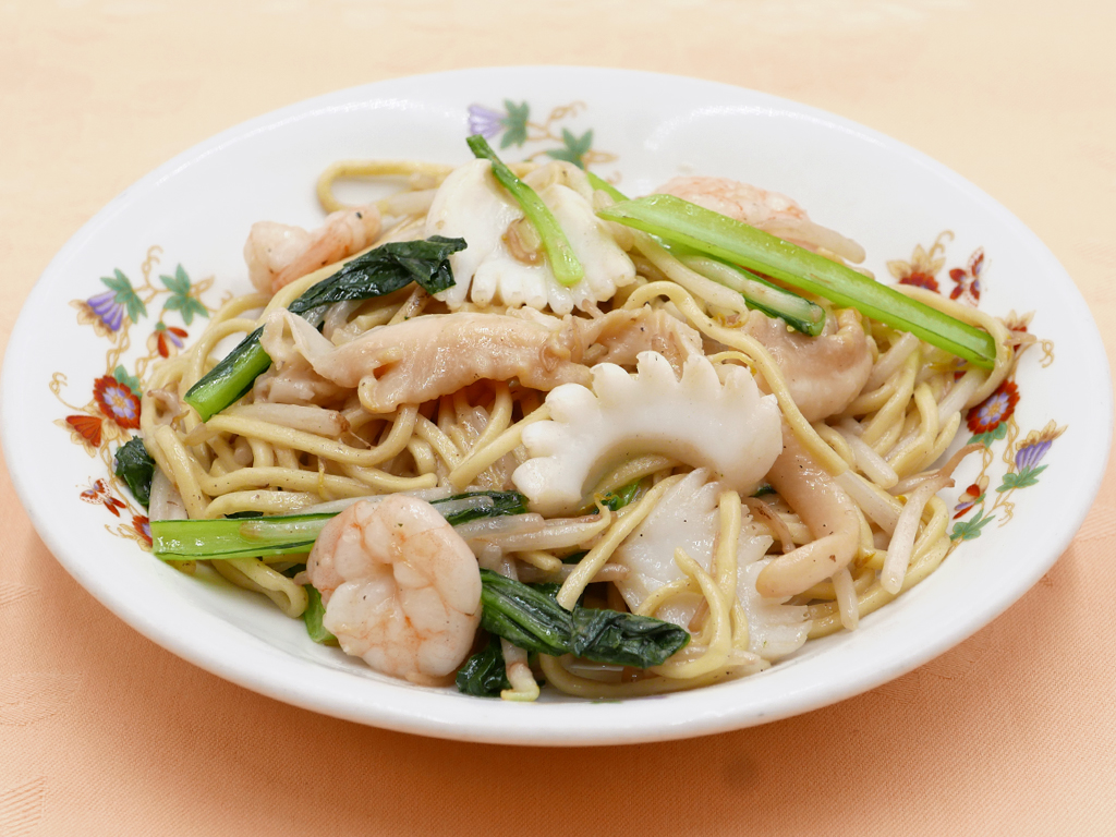 季節のおすすめ　《　海鮮入り上海焼きそば　》が人気です！
